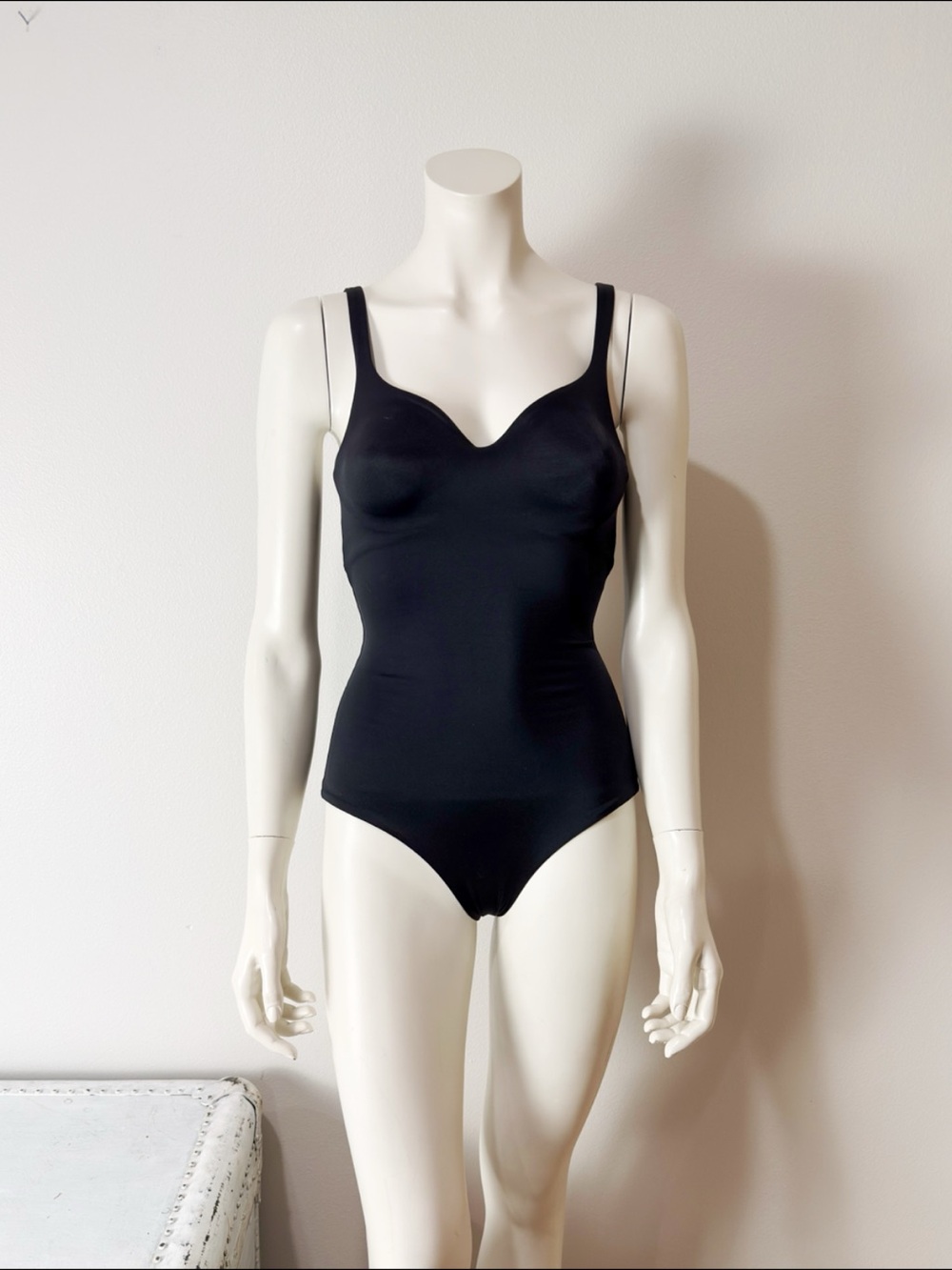 Wolford Formfitting Sleeveless Luxe V-Neck Bodysuit Swim Underwire Small B Cup